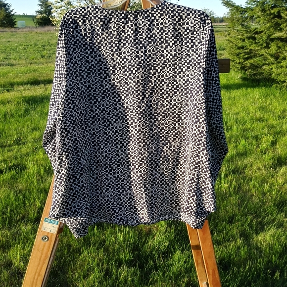 Forever 21 + Geometric Blouse - Picture 2 of 4